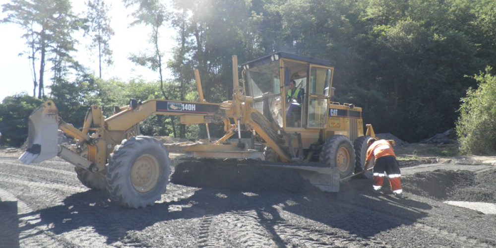 MOTONIVELADORA REALIZANDO LABORE DE EXTENDIDO