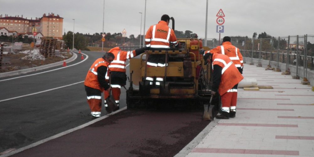 TÉCNICOS ASFALTADOS OLARRA EXTENDIENDO MICROAGLOMERADO