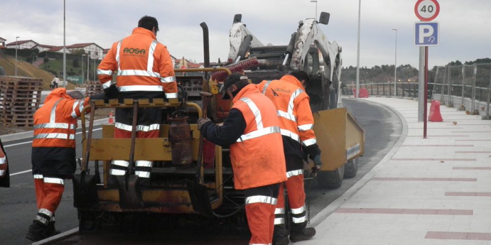 OPERARIOS EN LABORES DE EXTENDIDO