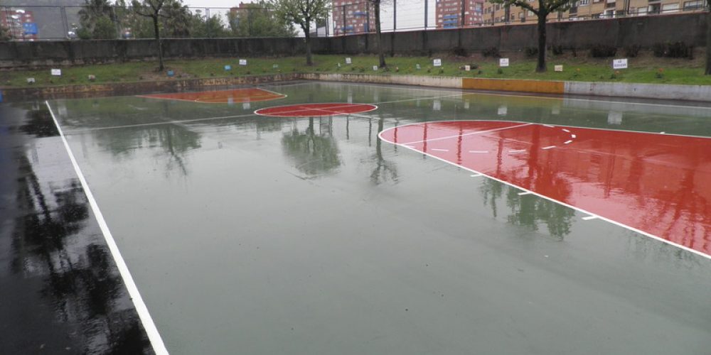 PAVIMENTACIÓN DEL PATIO DEL COLEGIO CON MICROAGLOMERADO NEGRO Y APLICACIÓN DE UN SISTEMA MULTICAPAS EN PISTAS DEPORTIVAS.