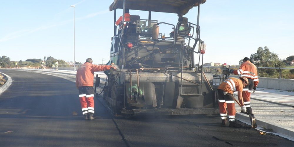 TÉCNICOS REALIZANDO LABORES DE EXTENDIDO