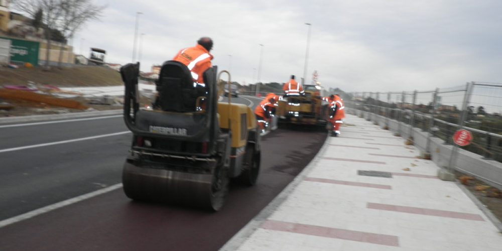 TÉCNICO COMPACTANDO MICROAGLOMERADO