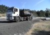 CAMIÓN REALIZANDO LABORES DE REFRESCO DE LA GRAVA CEMENTO